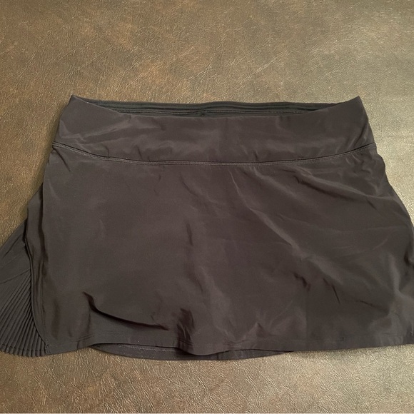 Lululemon Black Skort with Pleated Detail size 8 - Picture 1 of 6